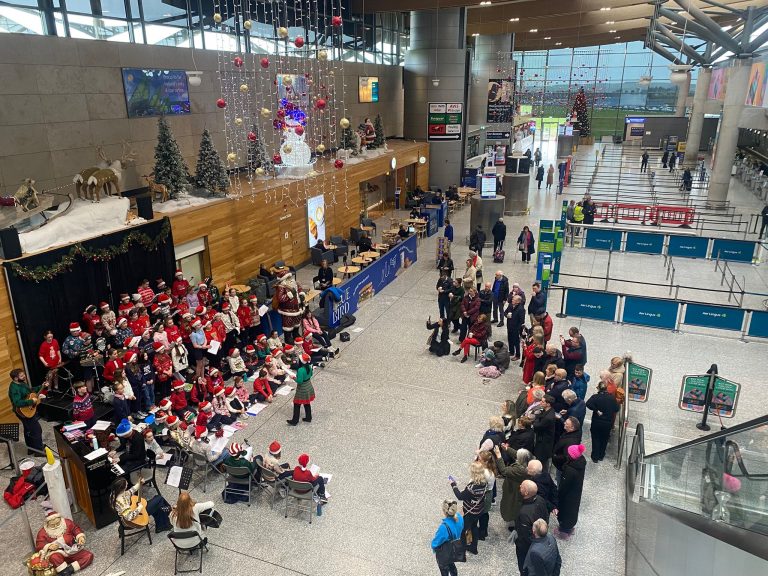 Ceol Fhoireann agus Cór na Scoile san Aerfort